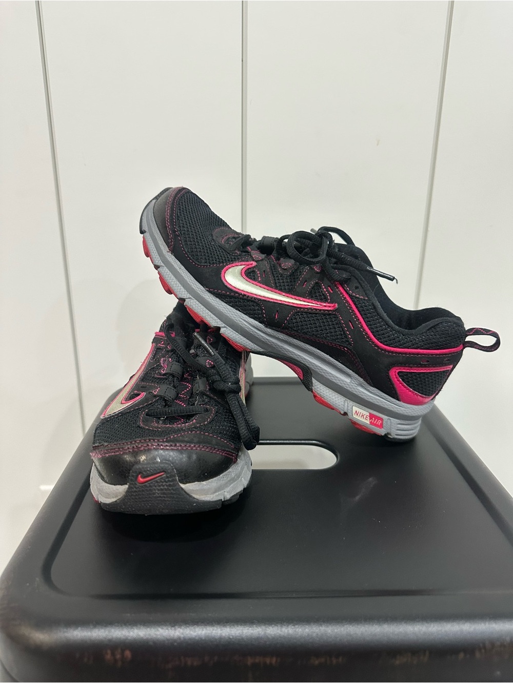 Nike Women's Black & Pink Athletic Running Shoes